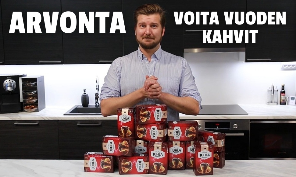 Arvonta: voita vuoden kahvit. Pino Juhla Mokka -kahvipaketteja keittiön tasolla.