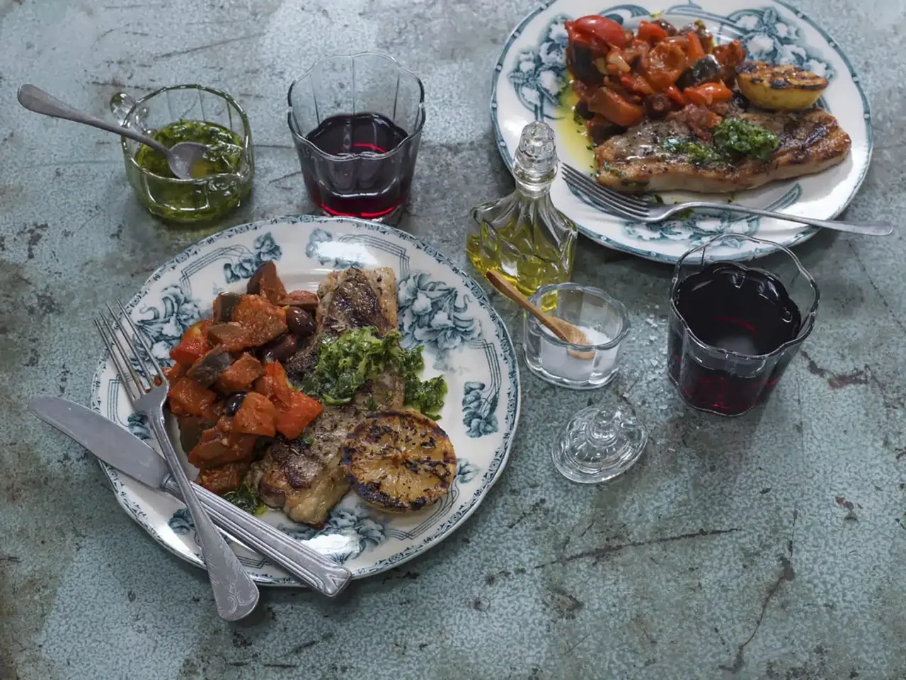 Grillattuja lampaankyljyksiä, ratatouillea ja gremolataa
