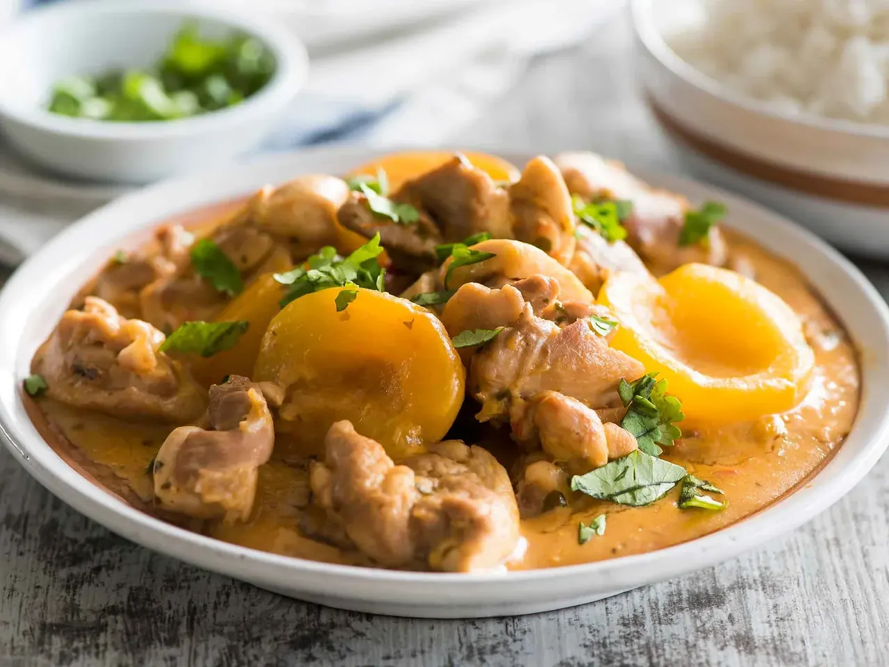 Aprikoosikanaa currykastikkeessa