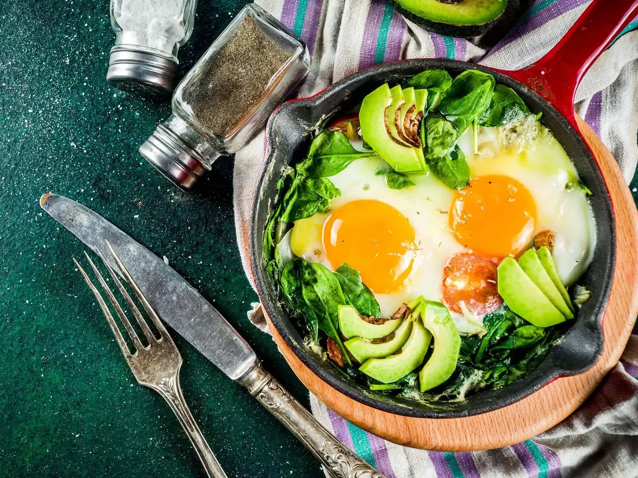 Avokado-shakshuka liedellä