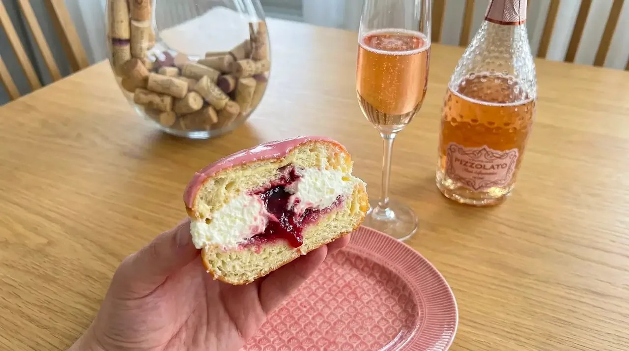 Kermalla täytetty berliininmunkki