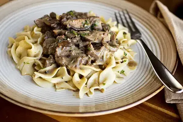Pippurihärkäkastiketta ja pastaa