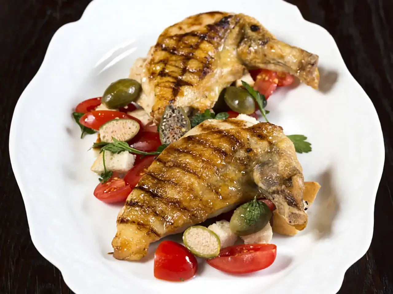 Kanan rintafilee grillattuna ja panzanellaa