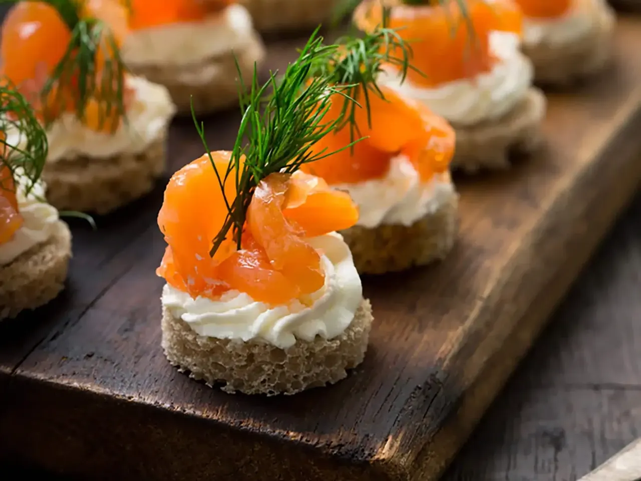 Canapét kylmäsavulohella