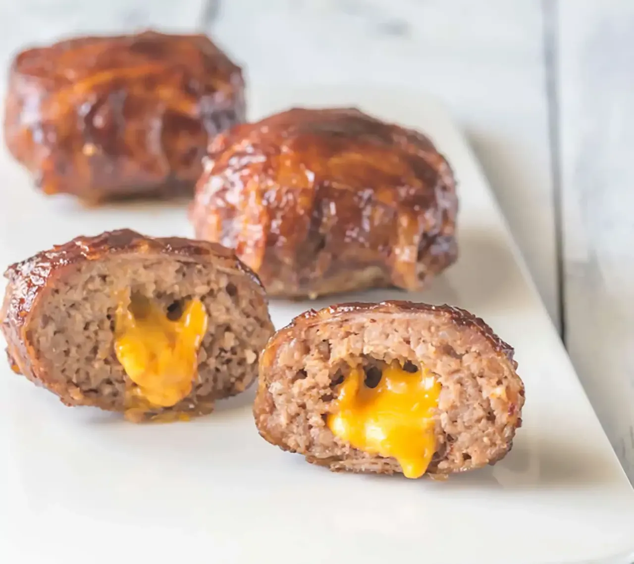 Cheddar -täytetyt Armadillo eggs - lihapullat