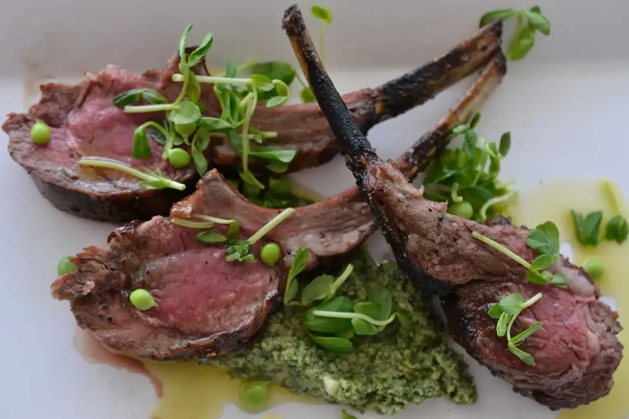 Grillatut lampaankyljykset ja minttupesto