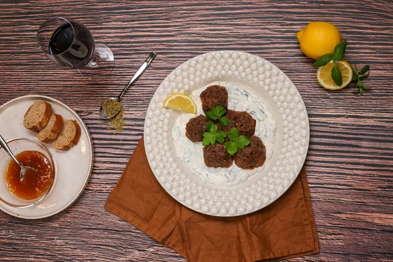 Eksoottiset lihapullat ja jogurttikastike