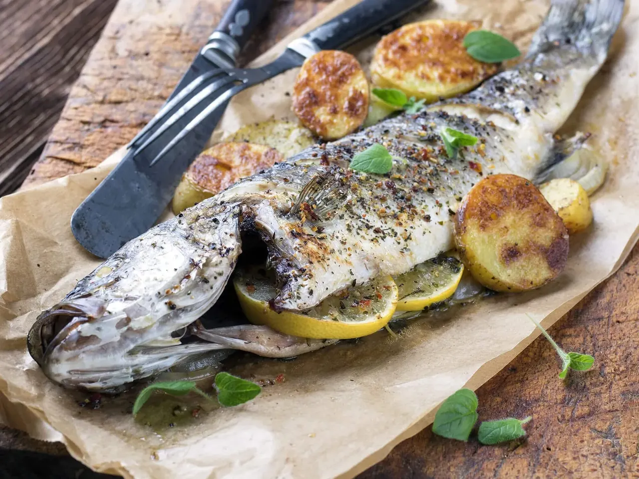 Kokonainen grillattu kala
