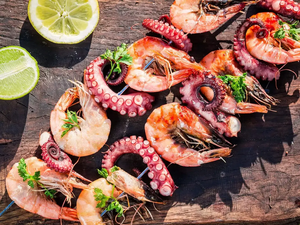 Grillattuja rapu-mustekalavartaita ja jalapeno-limemajoneesilla
