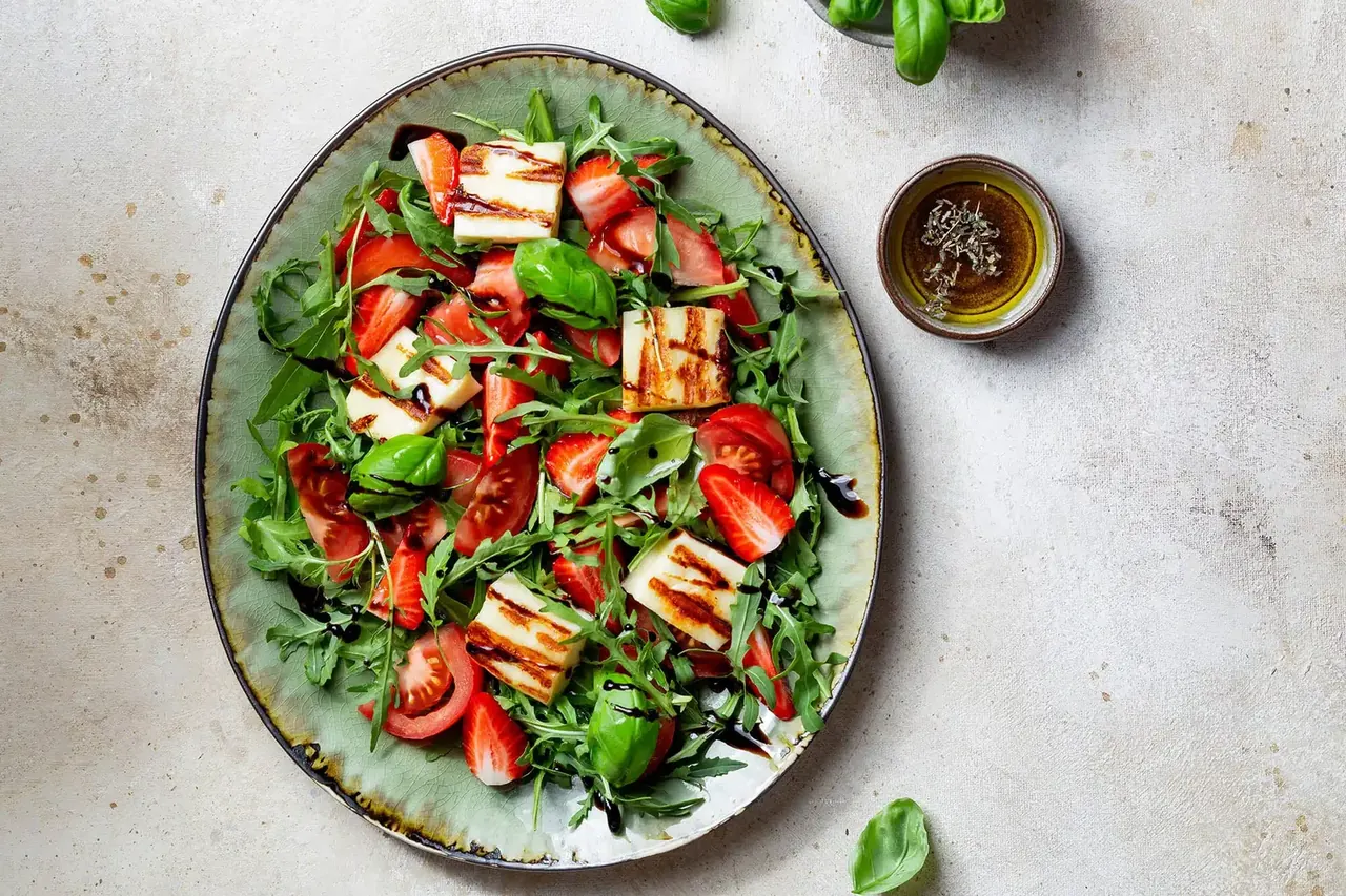 Halloumi-mansikkasalaatti