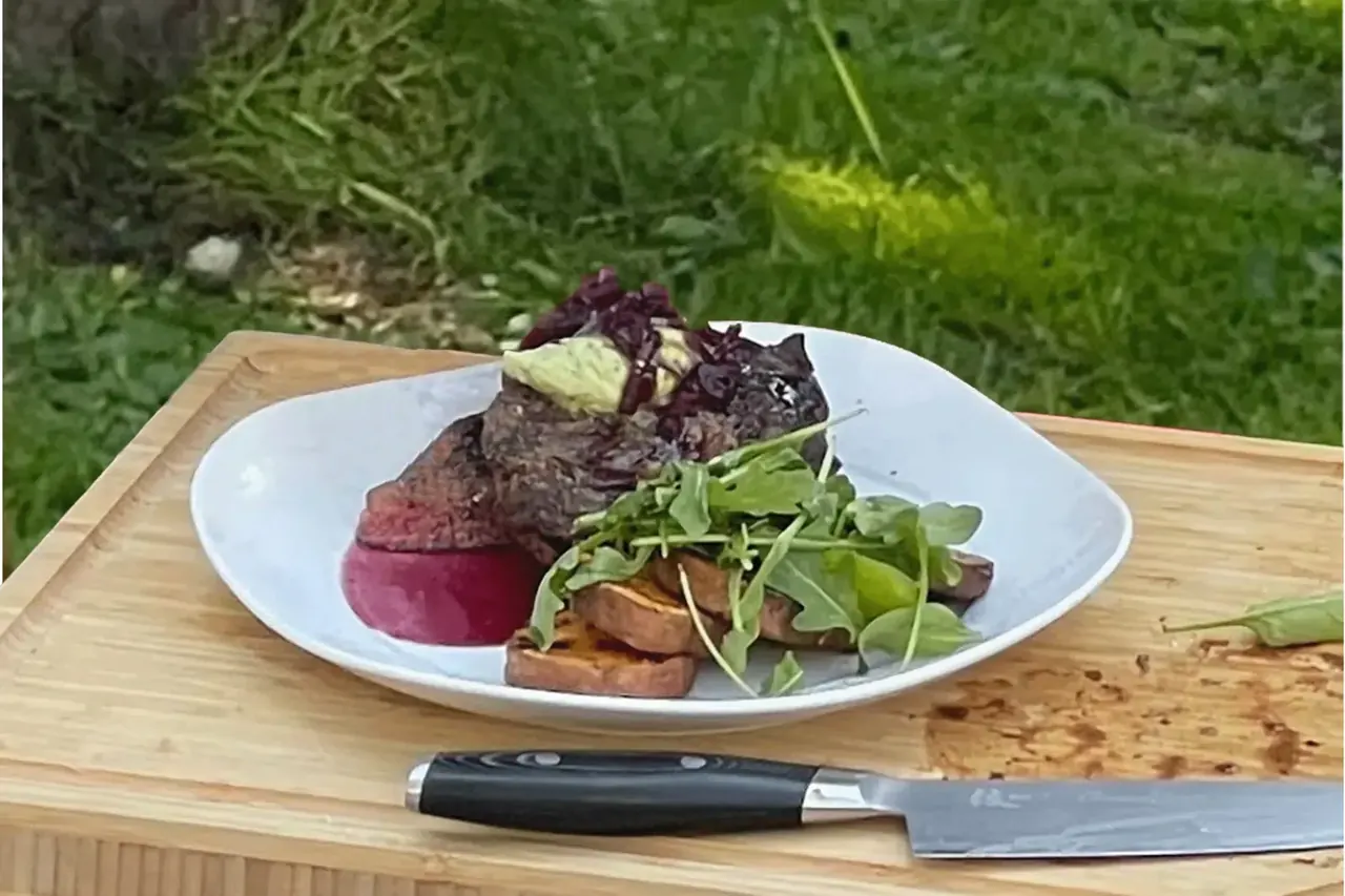 Harri Syrjäsen grillattua naudan entrecotea, basilikavoita, bataattilohkoja ja punaviinireduktio