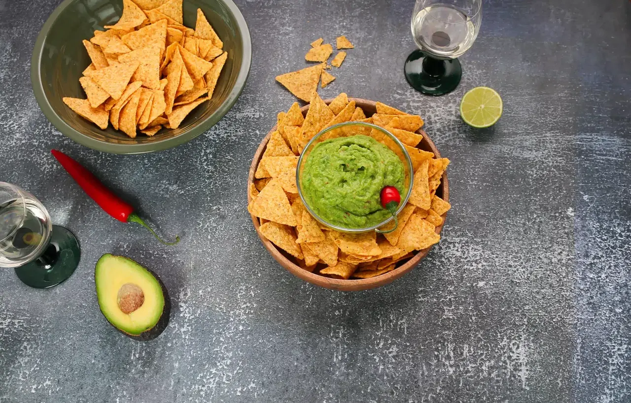 Herneguacamole ja nachot