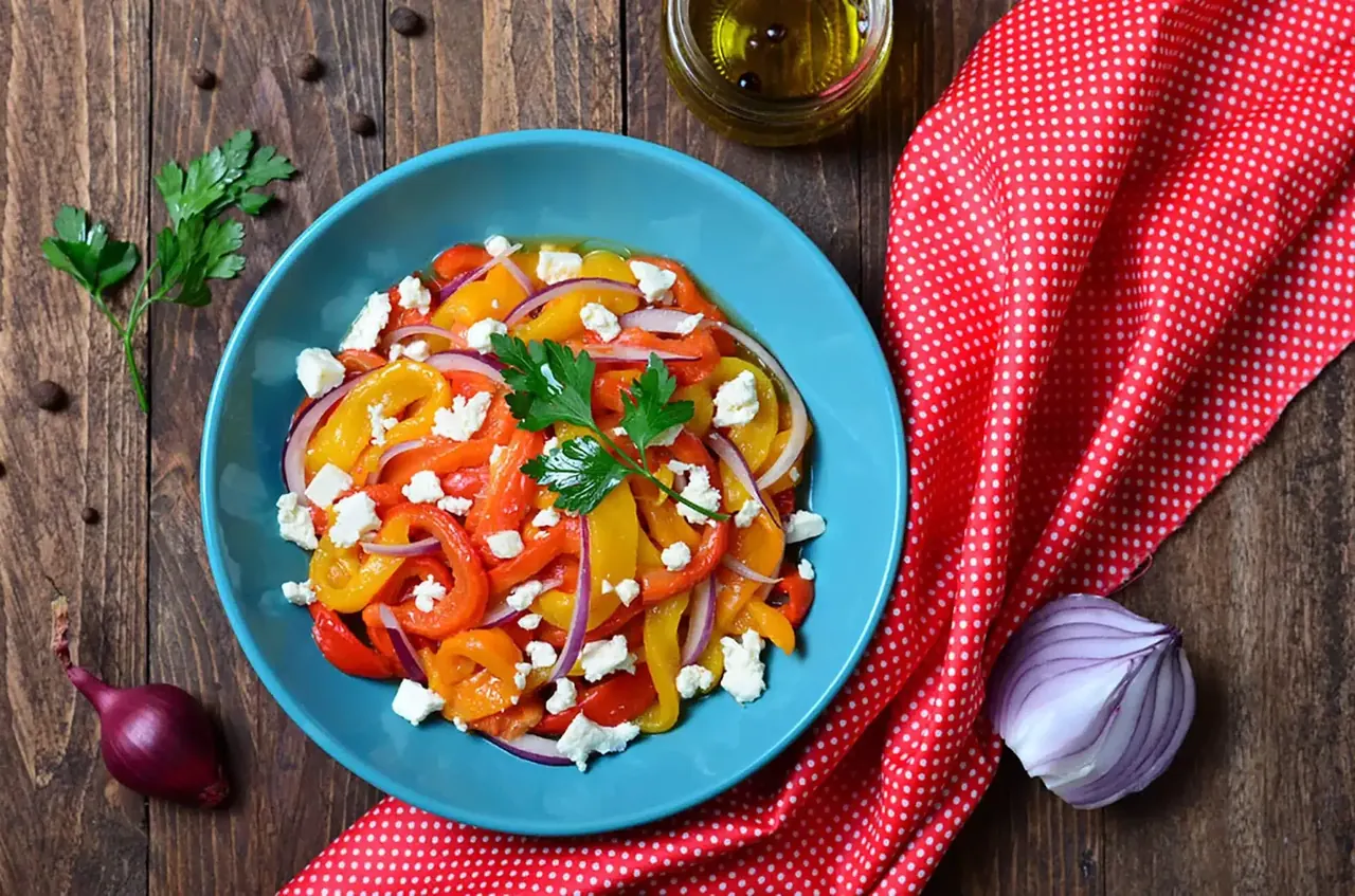 Hiillostettu paprika-fetasalaatti