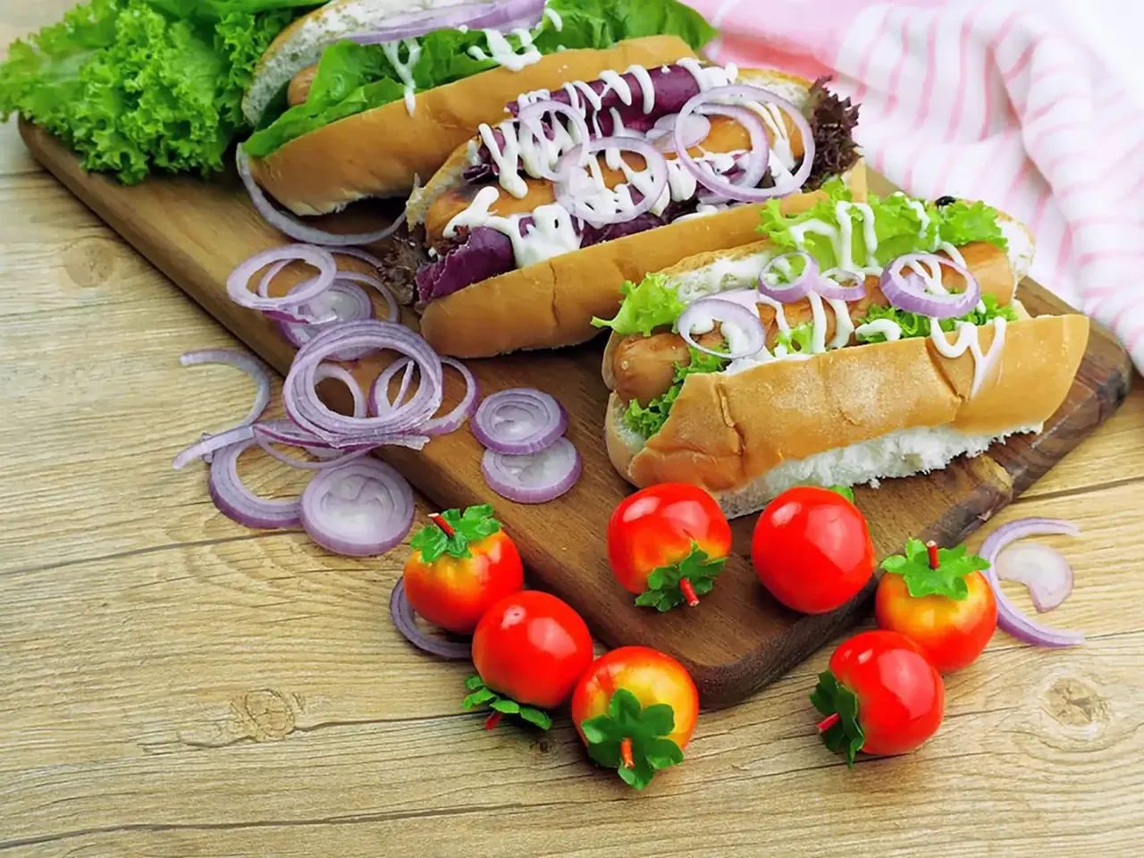 Hot dog kahdella täytteellä