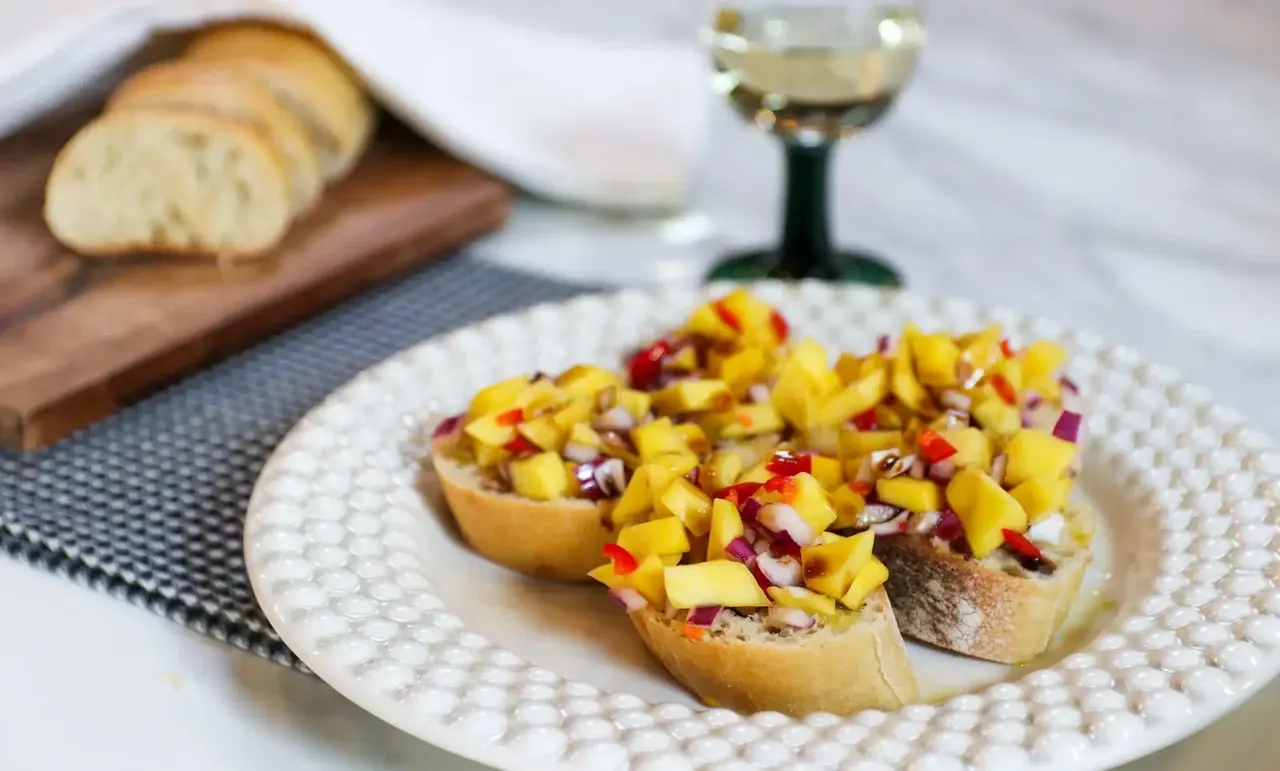 Mango bruschetta