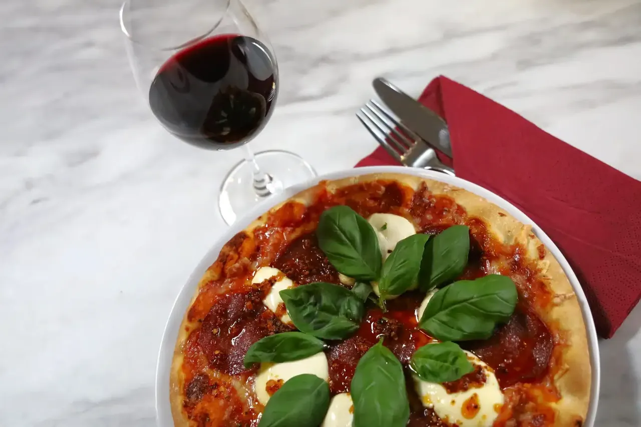 Tuunattu salamipizza