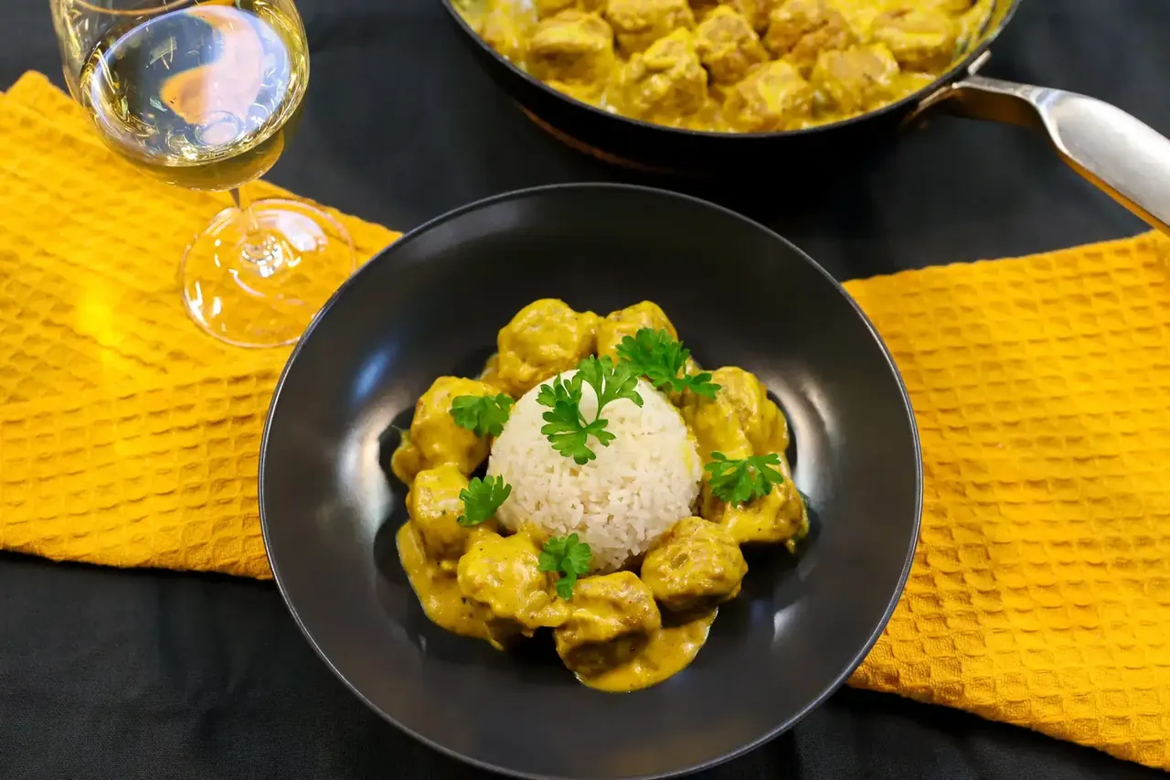 Nopeat kanapullat currykastikkeessa