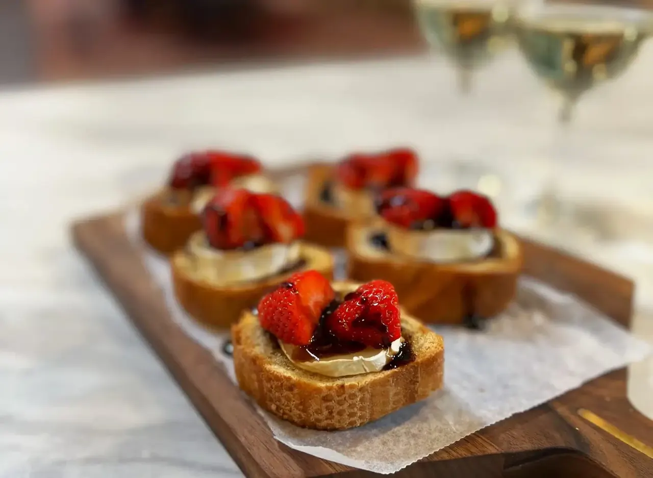 Mansikka-vuohenjuusto crostinit