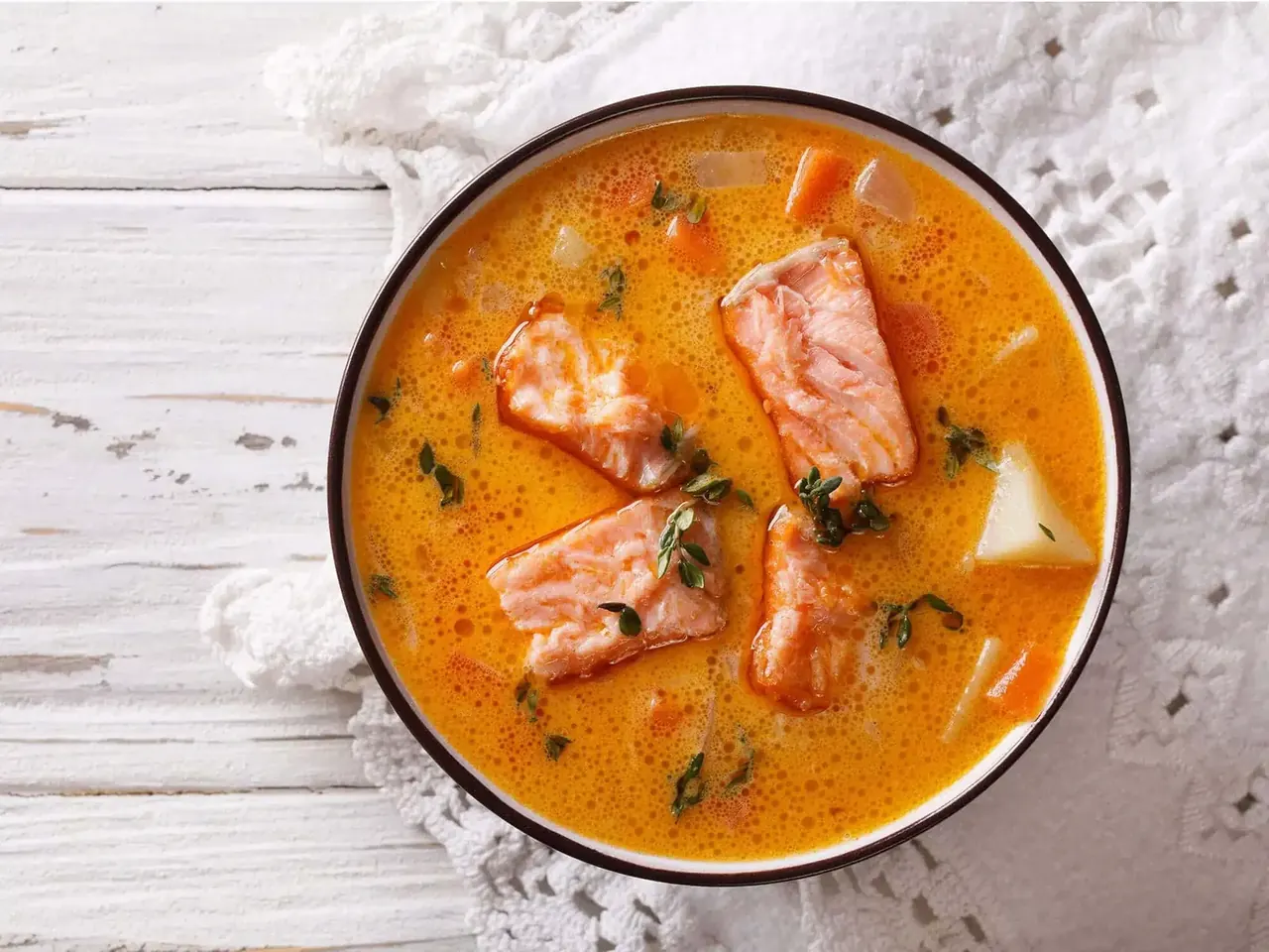 Kermainen curry-lohikeitto