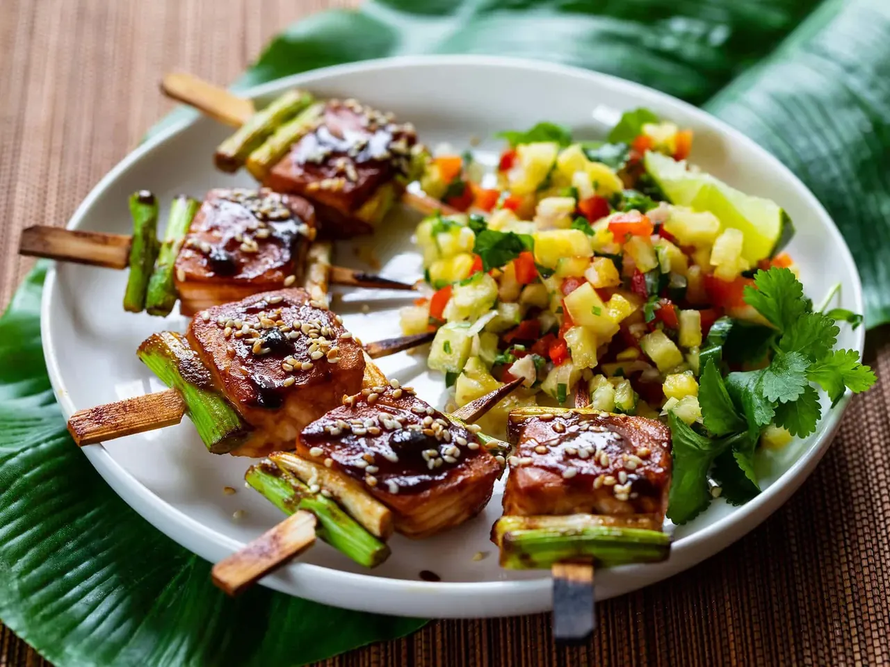 Grillatut Tiki-lohivartaat ja ananassalsa