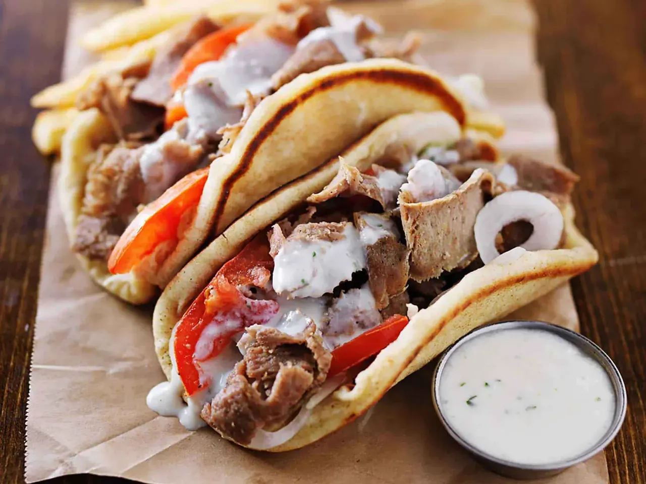 Kebableivät kurkkukastikkeella