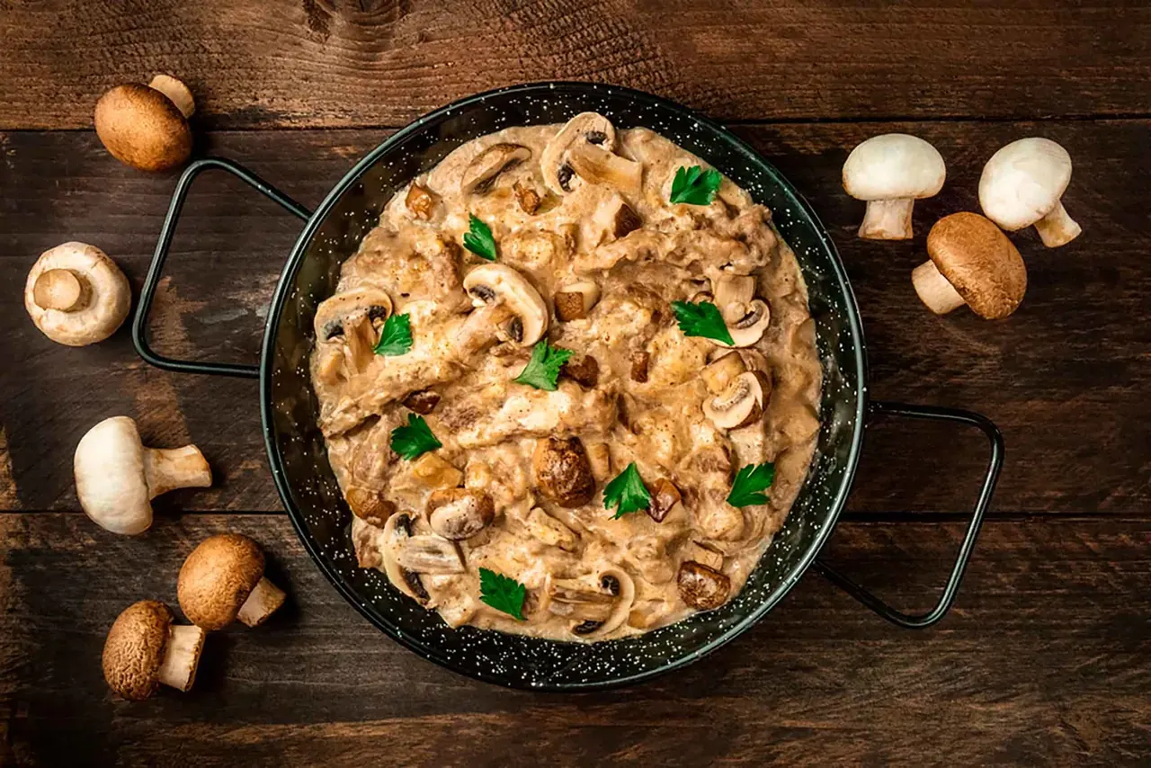 Kermainen stroganoff herkkusienillä
