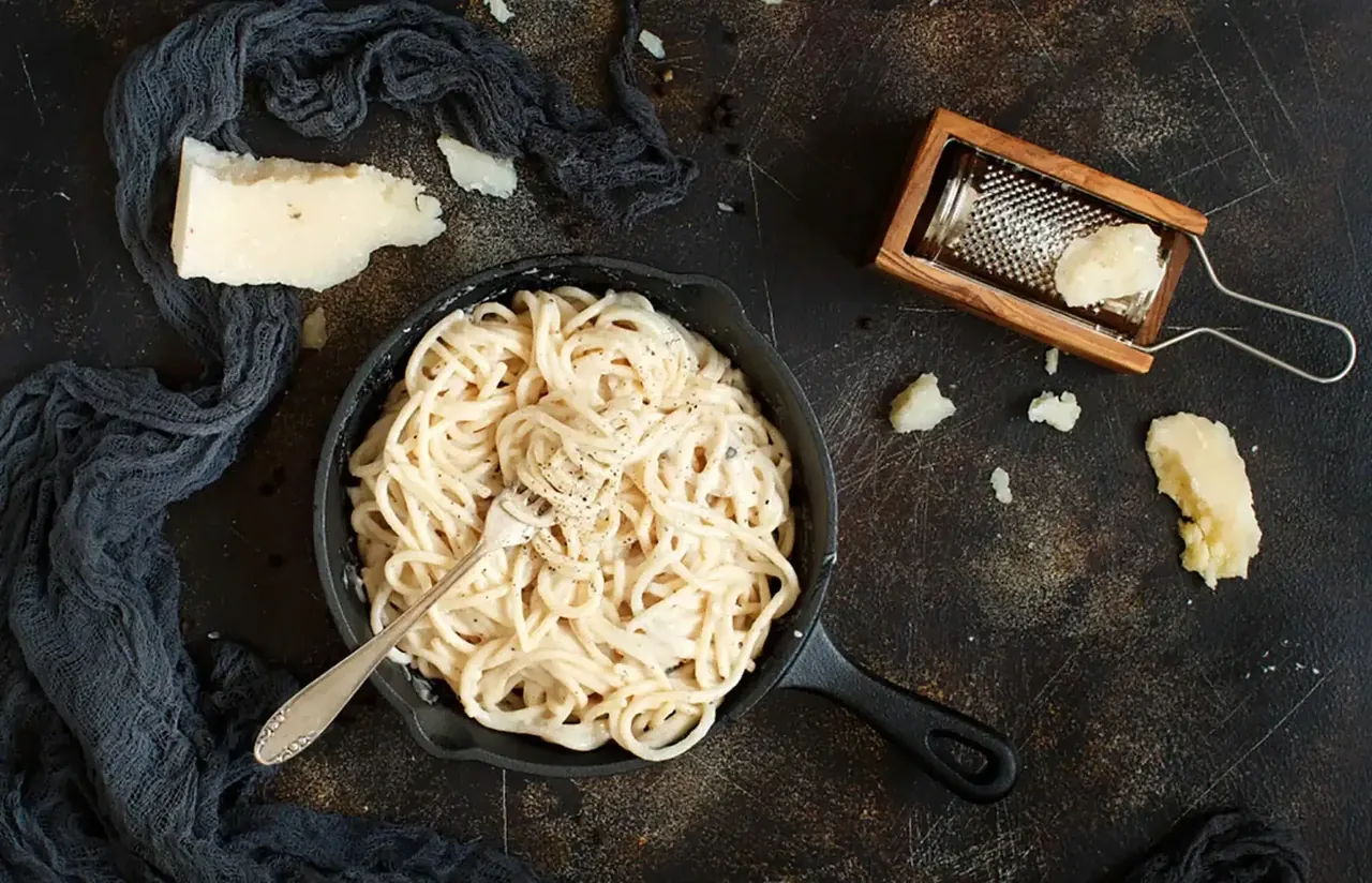 Kolmen juuston Cacio e Pepe -pippurinen pasta