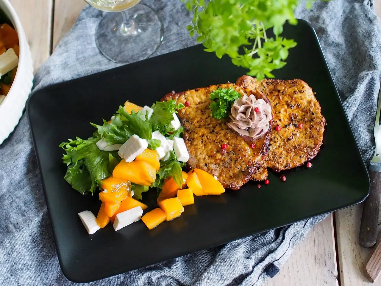 Lehtipihvit porsaan ulkofileestä punaviini-maustevoilla