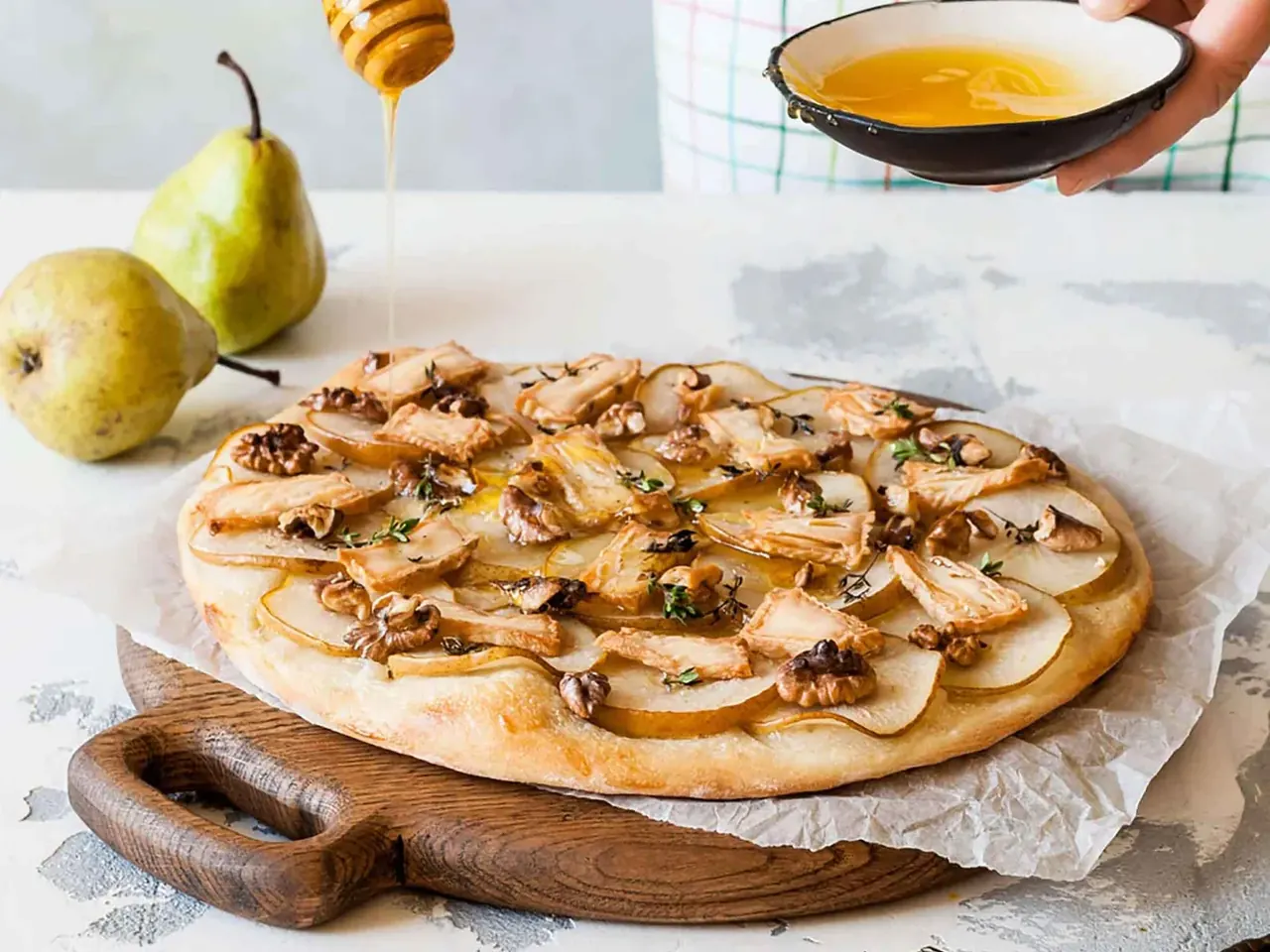 Makea päärynä-saksanpähkinäpizza