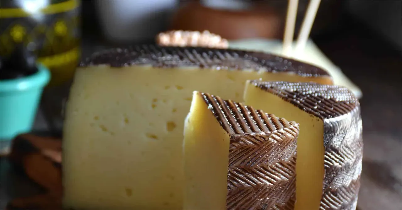 Manchego ja päärynä-karviaishilloke