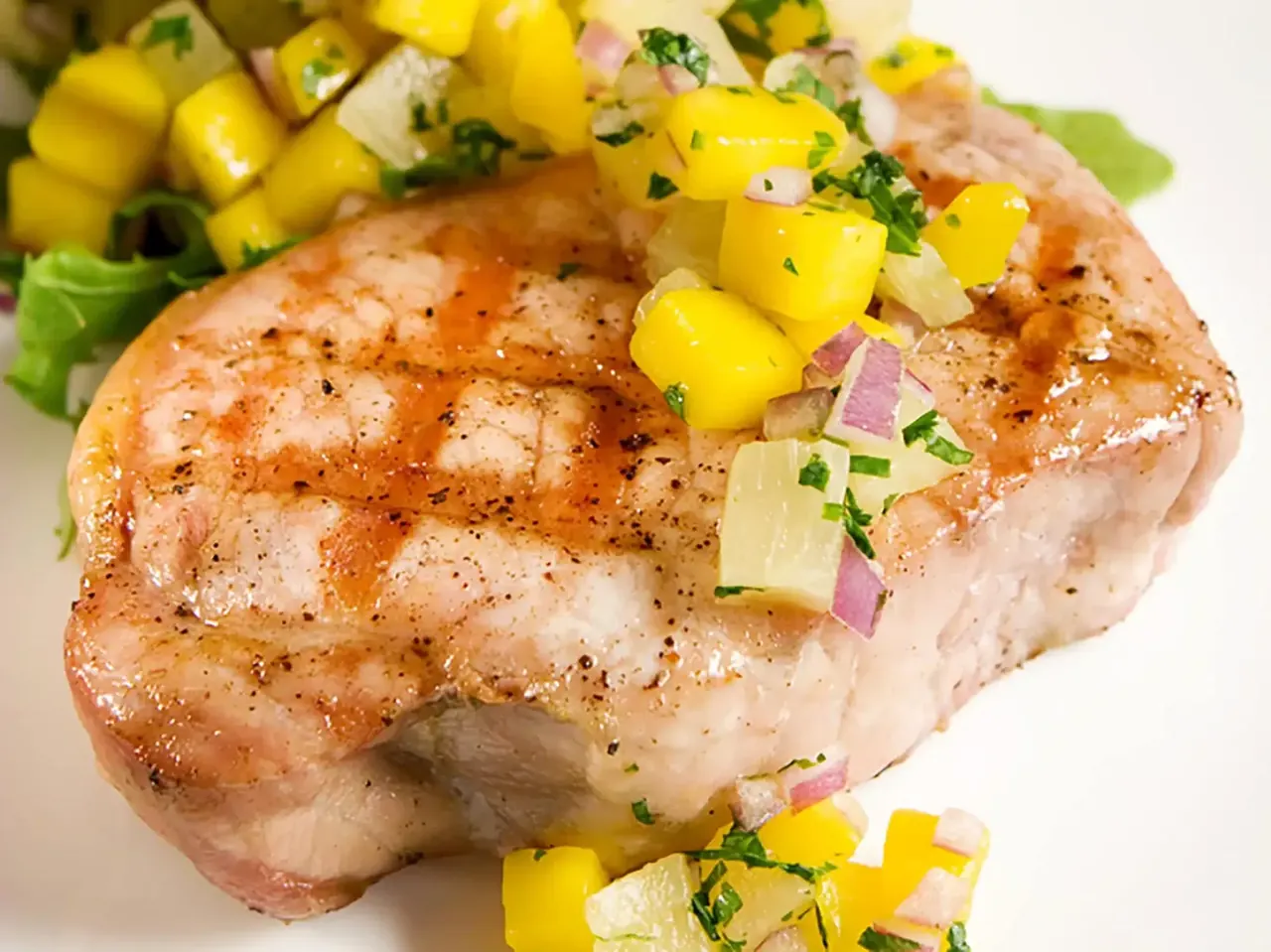 Makeantulinen mangosalsa ja possu