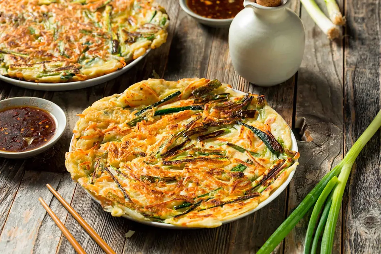 Mausteinen kevätsipuli-pannukakku