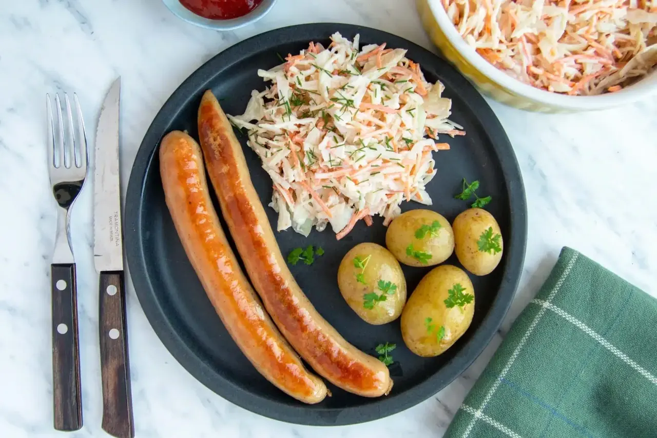 Grillattu raakamakkara & coleslaw