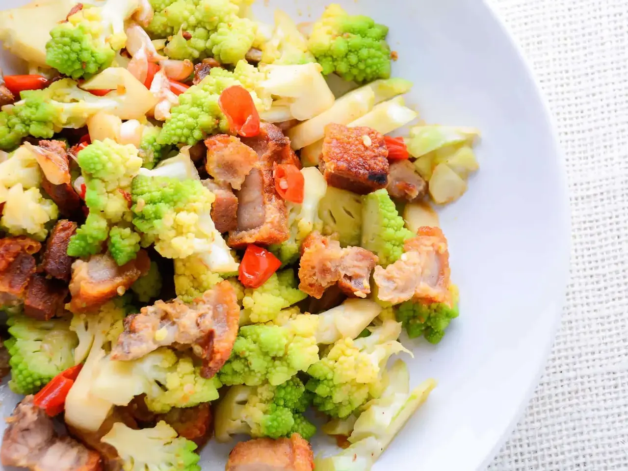 Miso-paahdettu romanesco ja porsaan kassler