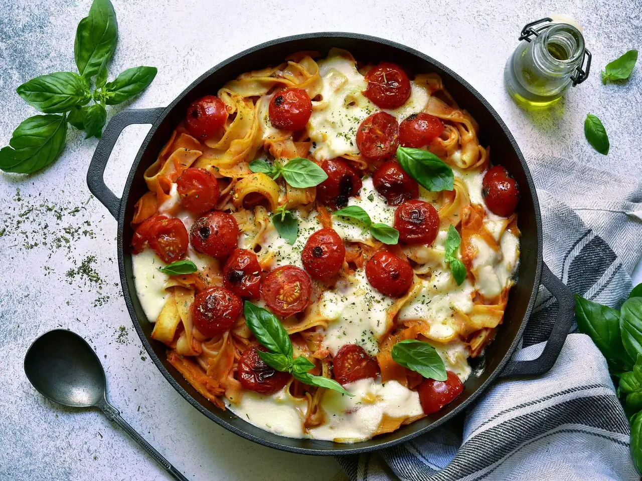 Koko perheen mozzarella-tomaattilaatikko