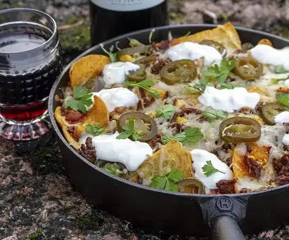 Nachopannu nuotiolla