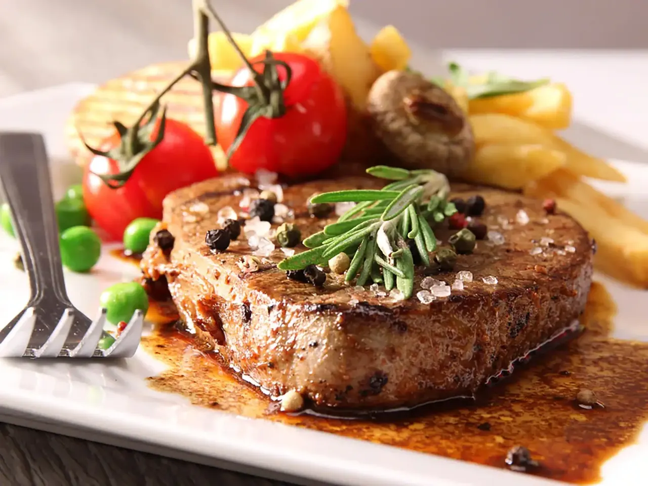 Kotimainen naudan sisäfilee grillitomaateilla