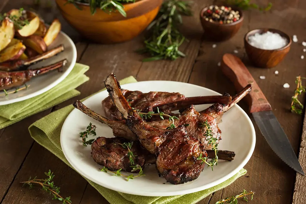Nopea lampaankare ja tomaatti-pistaasidippi