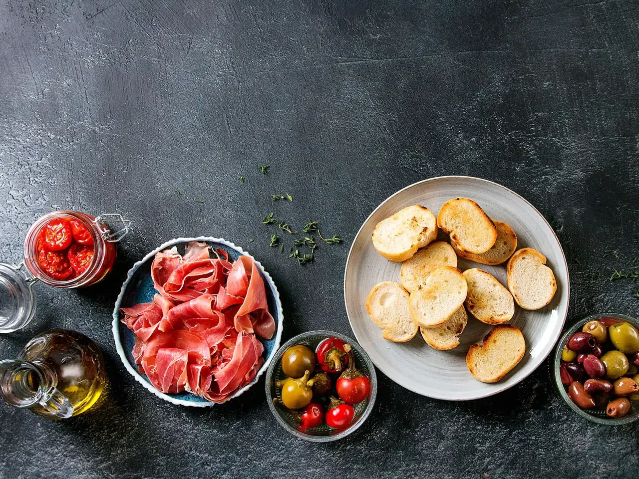 Oliivi-parmankinkku crostinit
