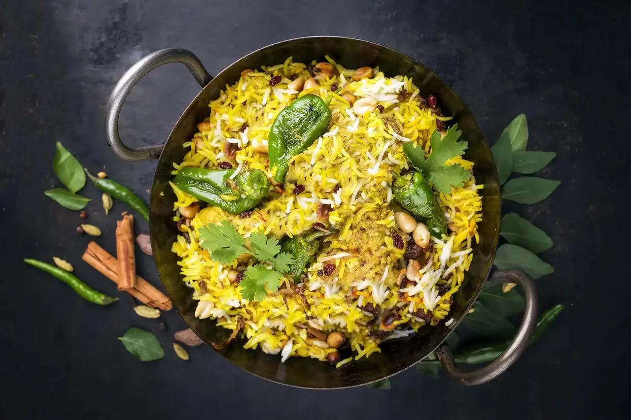 Pähkinäinen nyhtökaura-biryani