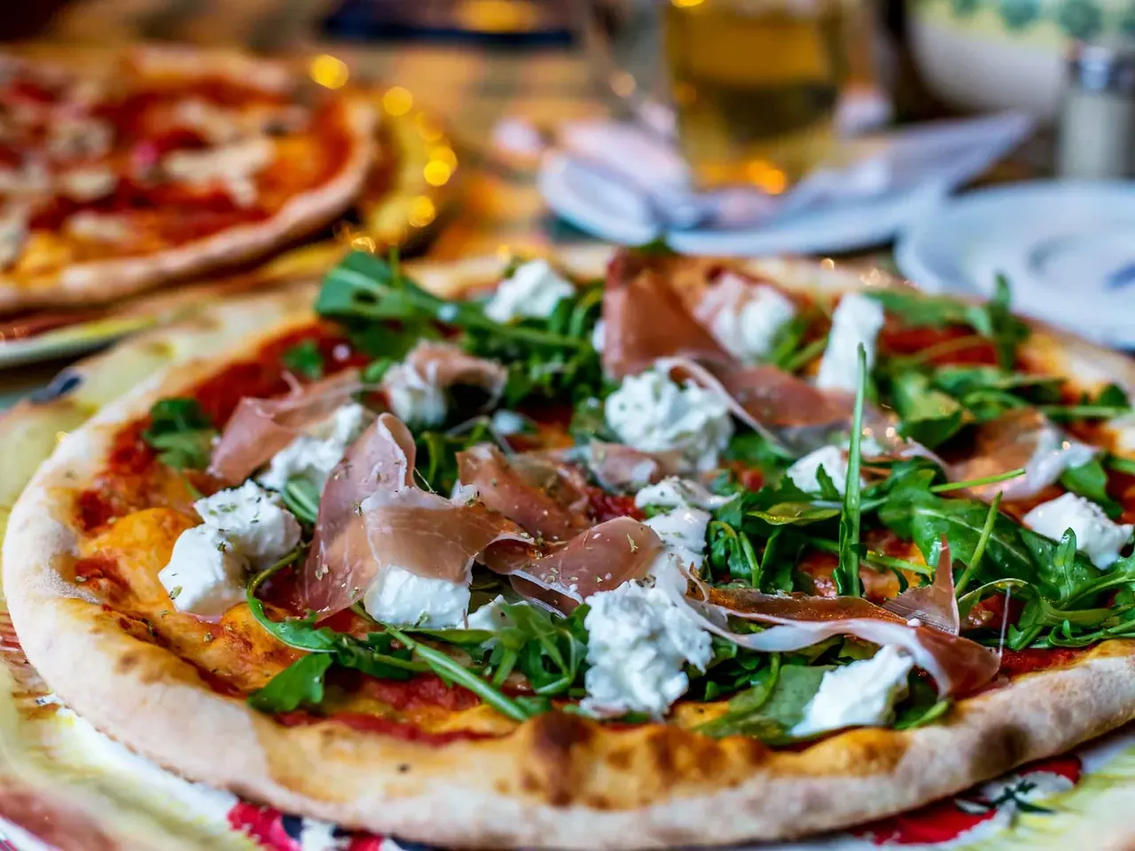 Parmankinkku-rucolapizza