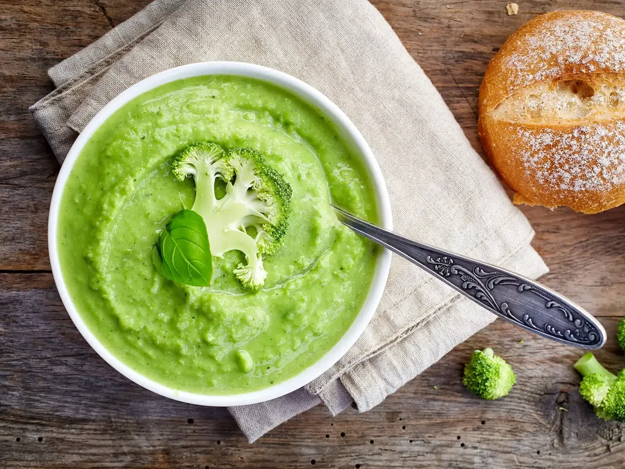 Värikäs broccolinikeitto