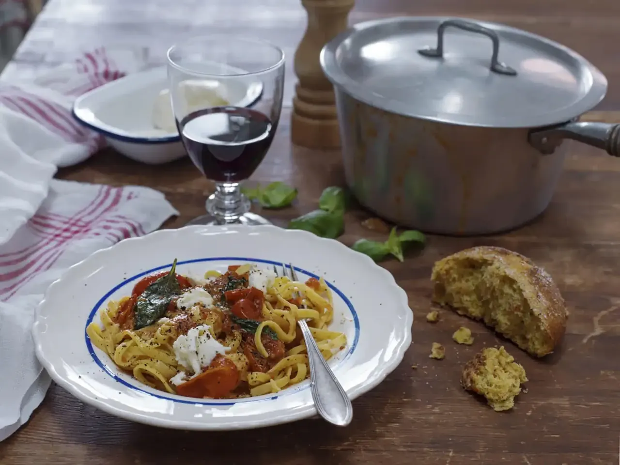 Pastaa, haudutettua tomaattia ja sardelleja