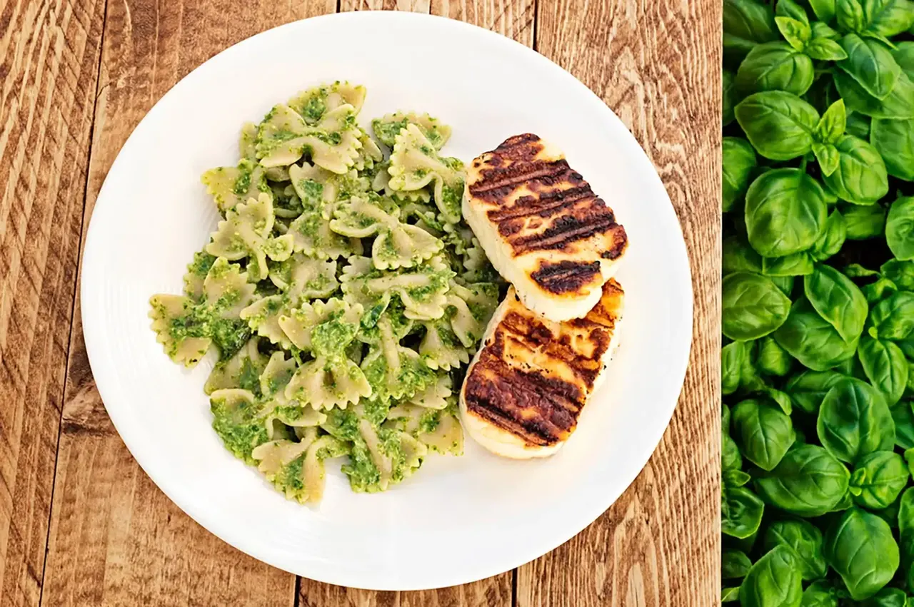 Pariloitua halloumia mehevällä pesto-pastasalaatilla