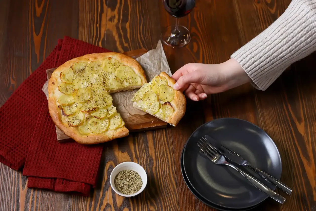 Pizza con patata eli perunapizza