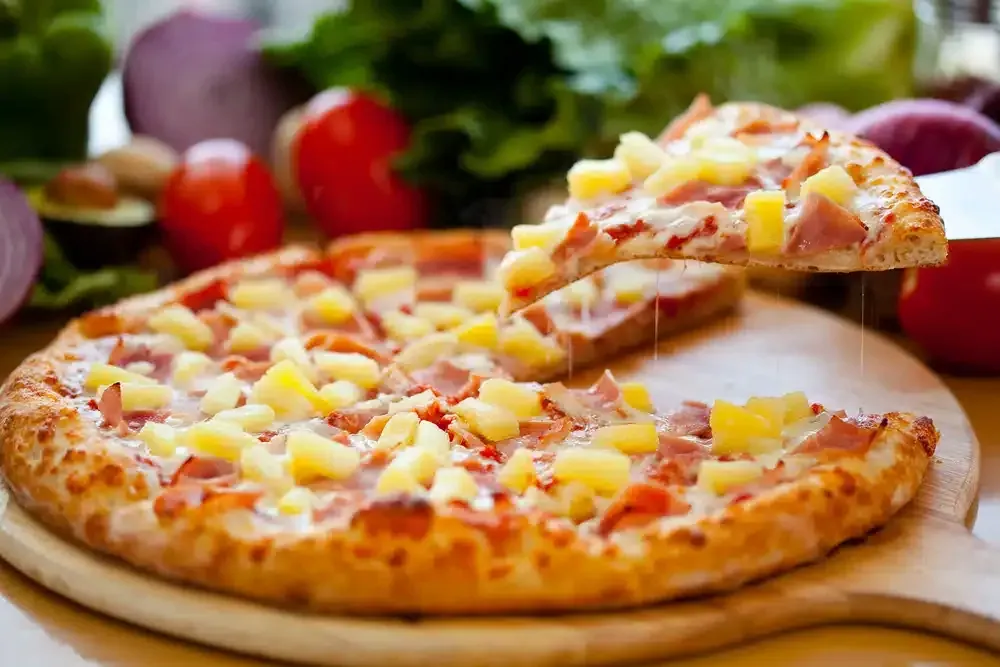 Kinkku-ananas pizza