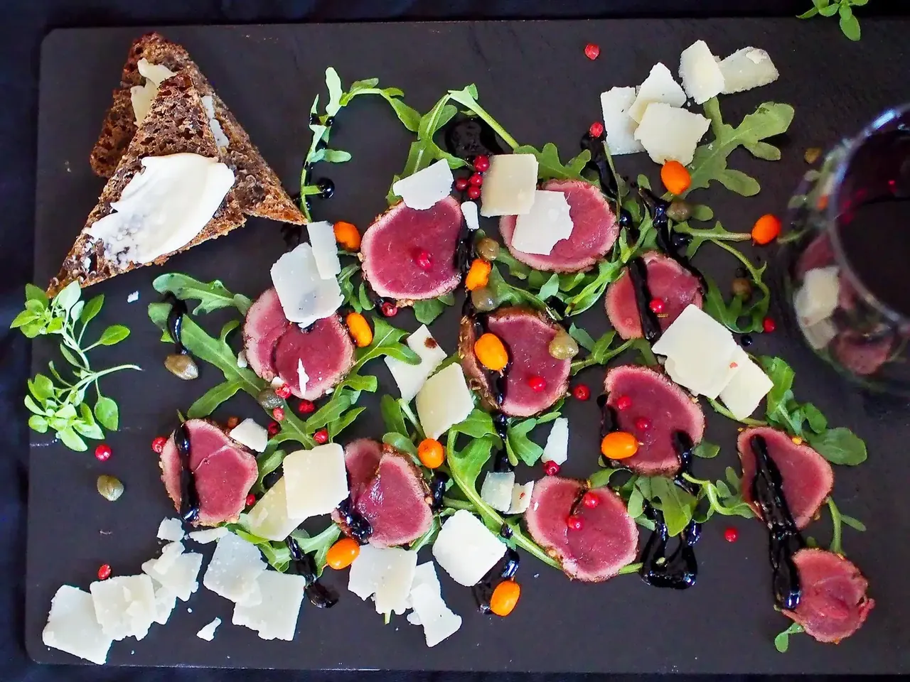 Pintakypsennetty Poro Carpaccio