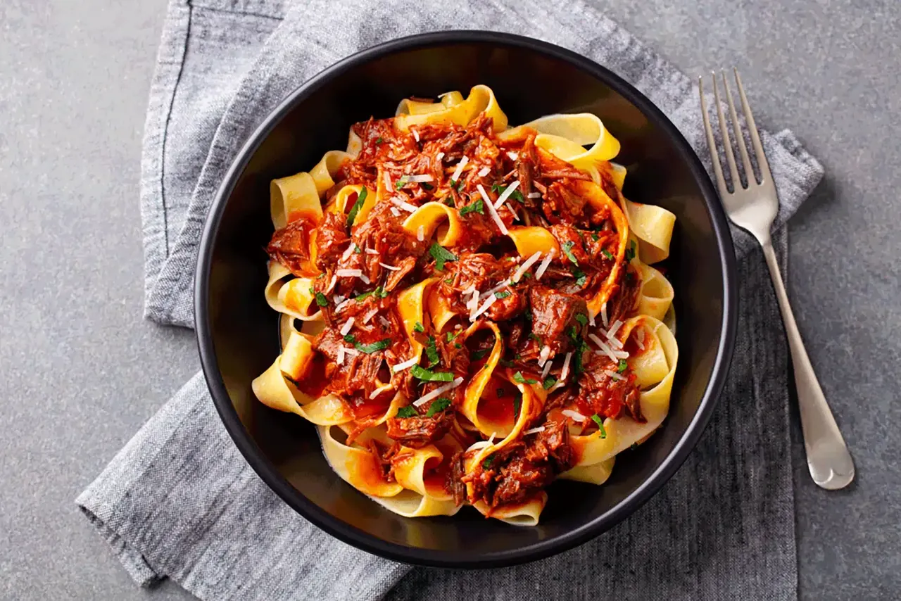 Porsaankylkiragu ja tagliatellepastaa