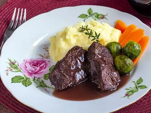 Ylikypsää porsaanposkea ja paahteinen perunamuusi
