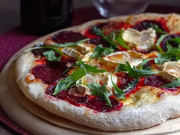 Punajuuri-vuohenjuustopizza hapanjuurella